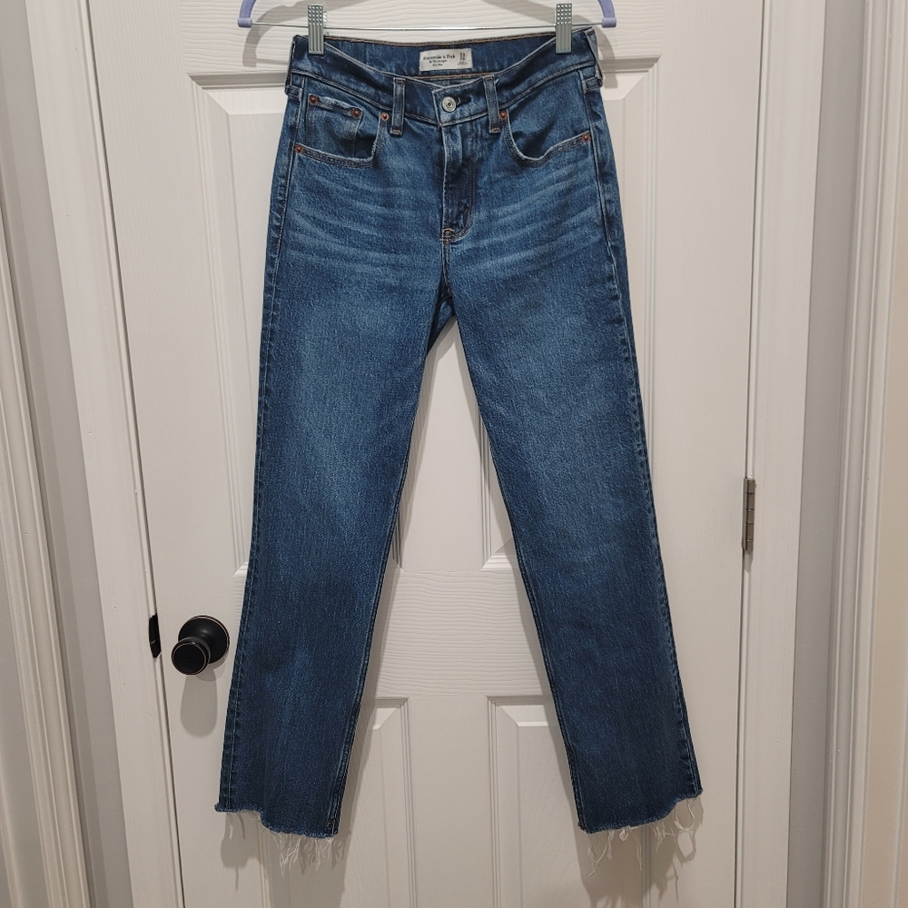 NWOT Mid Rise 90s Straight Jean Fray Hem